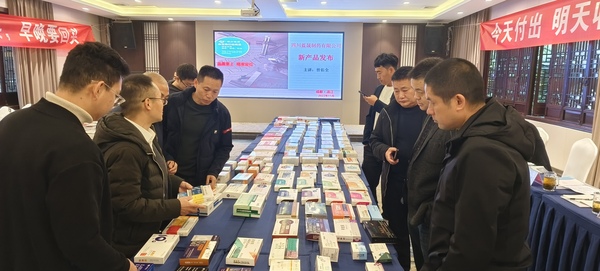 業務員看產品 (1).jpg