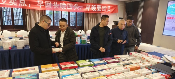 業務員看產品 (3).jpg