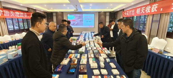 業務員看產品 (2).jpg